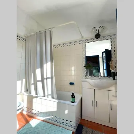 Charming Guest House With Pool And Garden 샬레 *